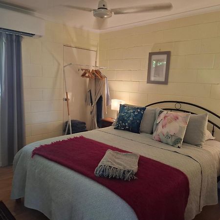 J & Ella'S Holiday House - 1 Bedroom, 1 Bathroom Home Cooktown Exterior photo